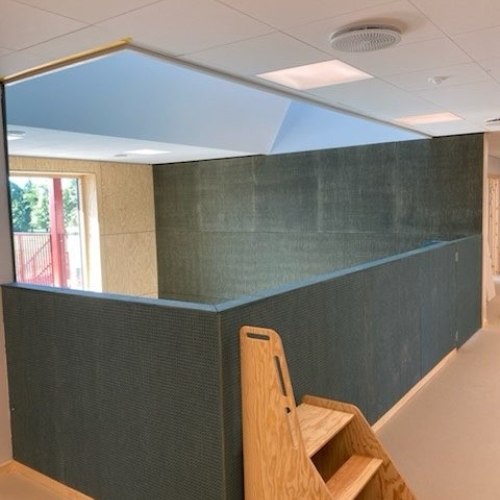 Snedkerarbejde udført af LB Byg – speciallavet trappe og indretning i træ til moderne byggeri.