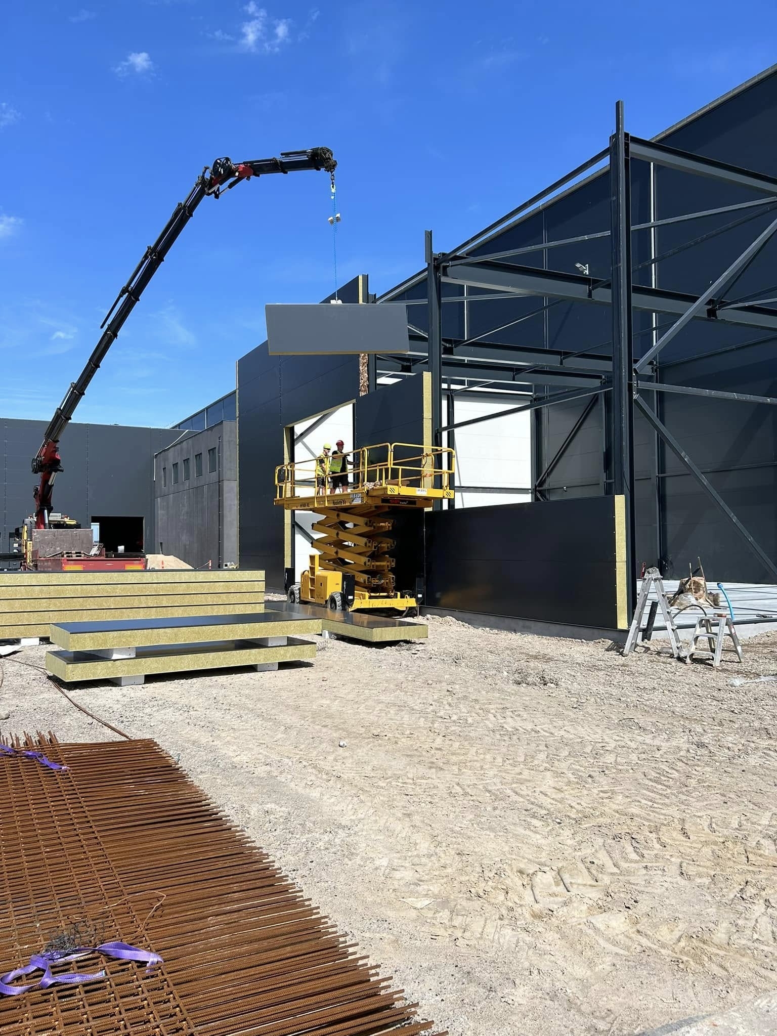 Tømrerfirma monterer facadeelementer på erhvervsbygning i Rødding under nybyggeri